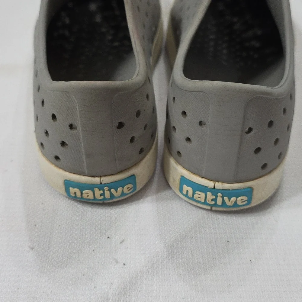 Native Kids Gray Slip-On Shoes Waterproof Outdoors Beach Sz J2‎ GUC READ